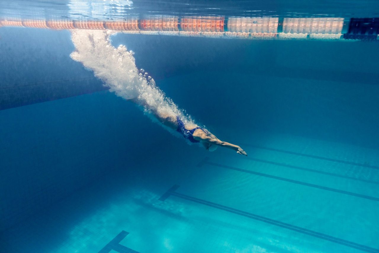 underwater-picture-of-young-female-swimmer-exercising-in-swimming-pool-1-e1730883683676.jpg